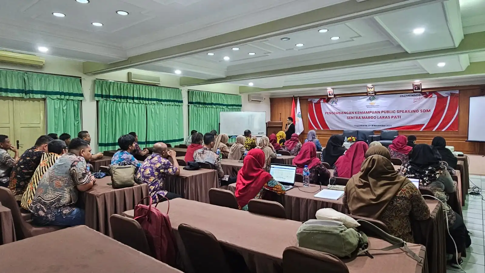 Seminar public speaking QLC untuk Margo laras Pati di Jogja